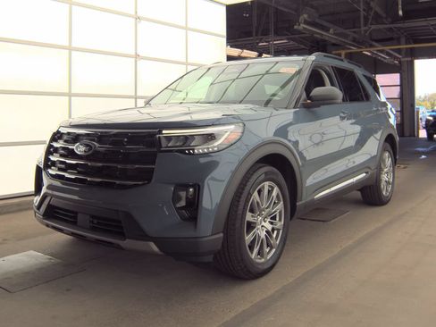 Used 2025 Ford Explorer Active w/ Active Comfort Package AWD/4WD image 4