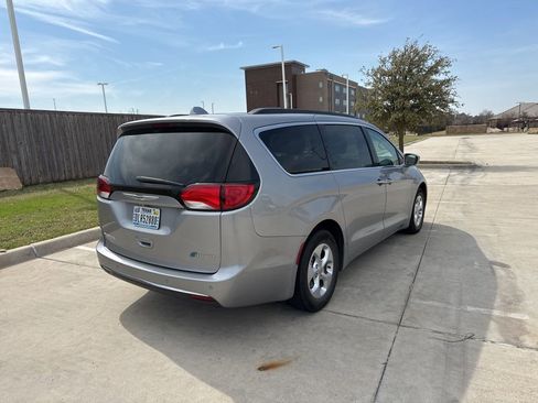 Used 2017 Chrysler Pacifica Premium image 11