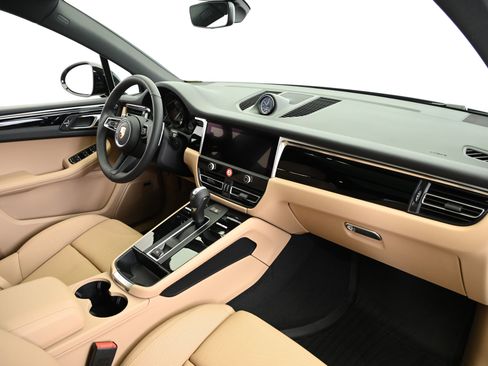 Used 2025 Porsche Macan image 27