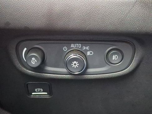 Used 2024 GMC Terrain SLT image 25