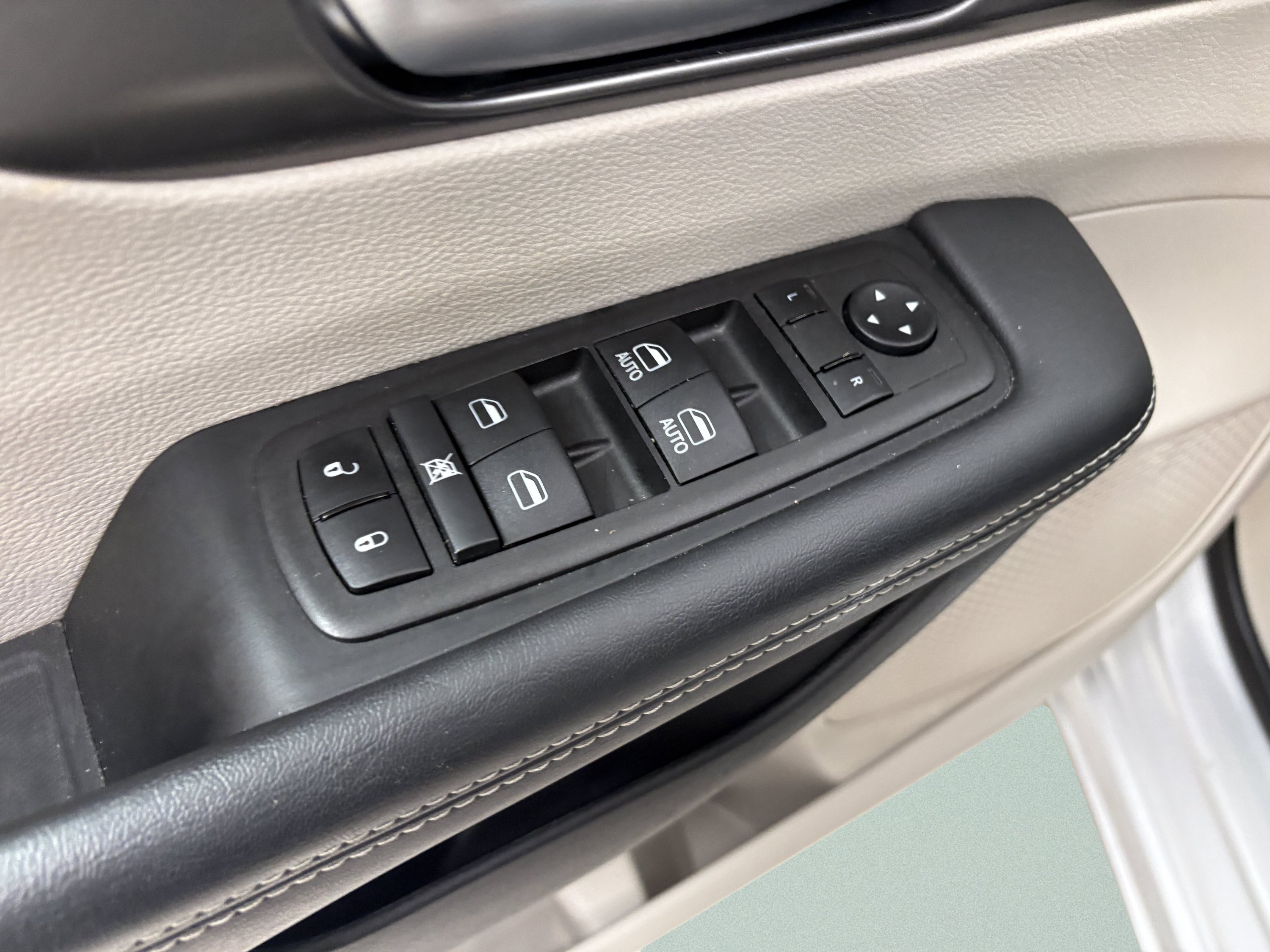 Used 2024 Chrysler Pacifica Touring-L FWD image 27