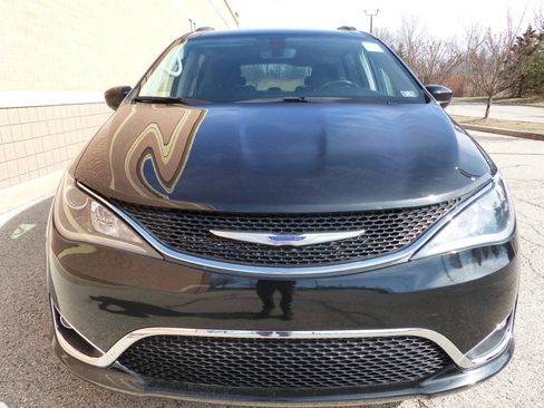 Used 2020 Chrysler Pacifica Touring w/ Tire & Wheel Group FWD image 12
