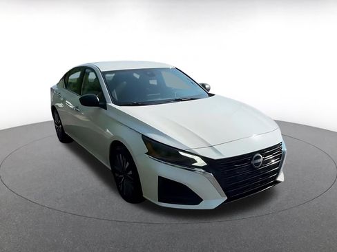 Used 2025 Nissan Altima 2.5 SV FWD image 3