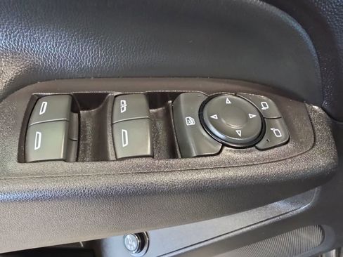 Used 2018 Chevrolet Equinox LT FWD image 17