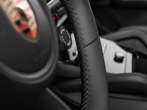 Certified 2025 Porsche Cayenne image 33