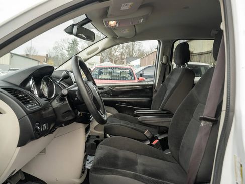 Used 2019 Dodge Grand Caravan SE w/ UConnect Hands-Free Group image 7