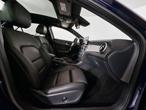 Used 2017 Mercedes-Benz GLA 250 4MATIC image 32