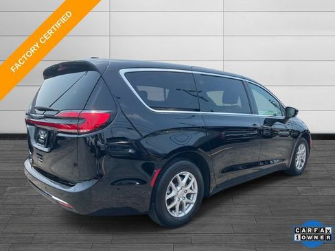 Used 2025 Chrysler Pacifica Select w/ Uconnect Theater Family Group FWD image 3