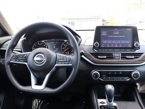 Used 2025 Nissan Altima 2.5 SV image 17