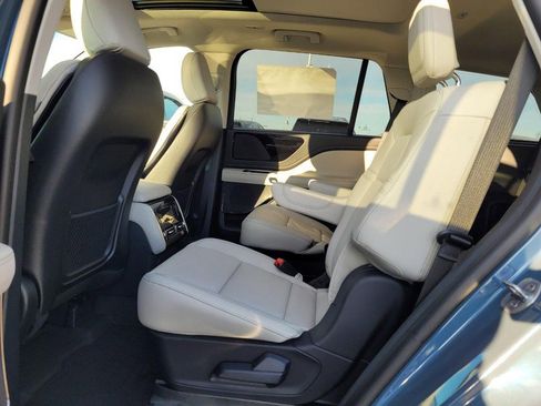 New 2026 Lincoln Aviator AWD image 12