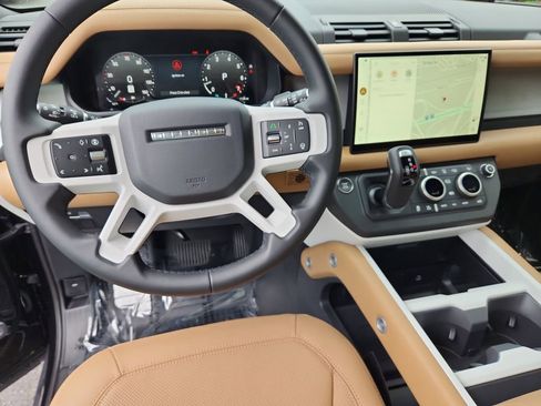 New 2025 Land Rover Defender 90 X-Dynamic SE image 4