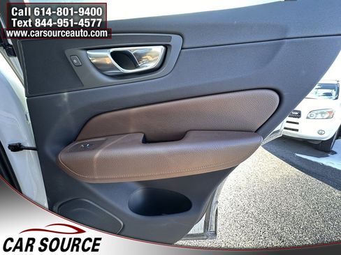 Used 2018 Volvo XC60 T6 Momentum w/ Advanced Package image 12