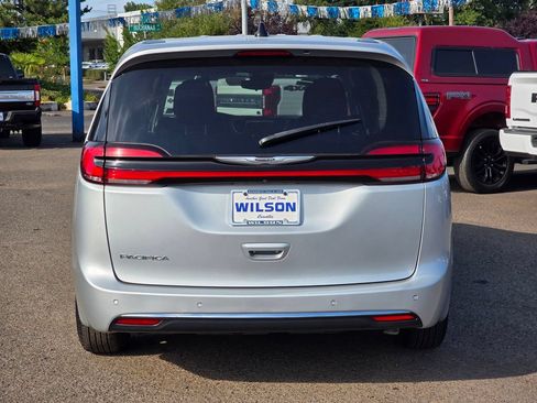 Used 2024 Chrysler Pacifica Touring-L FWD image 9