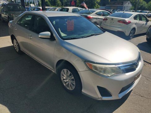 Used 2014 Toyota Camry LE FWD image 8