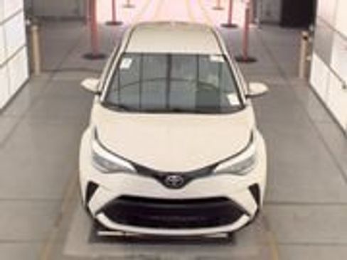 Used 2020 Toyota C-HR XLE FWD image 2