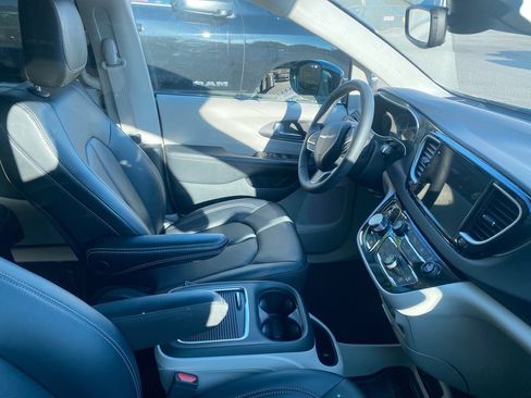Used 2024 Chrysler Pacifica Touring-L FWD image 4