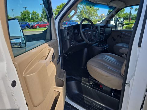 Used 2017 GMC Savana 4500 RWD image 12
