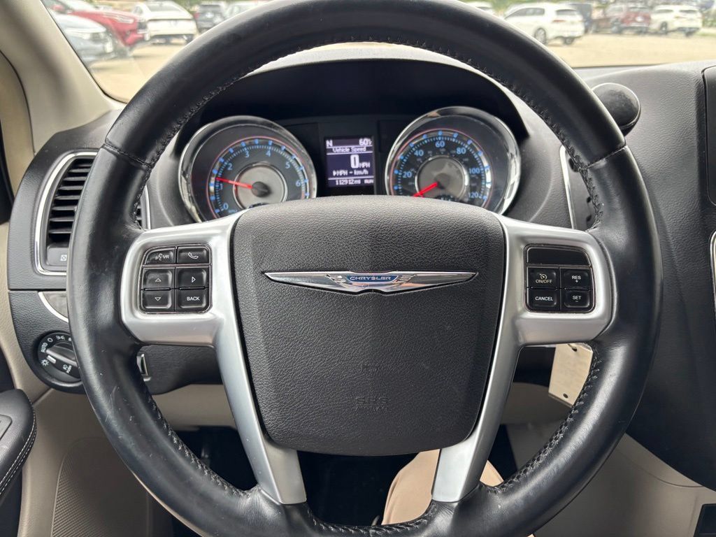 Used 2013 Chrysler Town & Country Touring FWD image 11