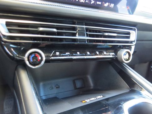 Used 2026 Chevrolet Traverse High Country w/ LPO, Floor Liner Package AWD/4WD image 21