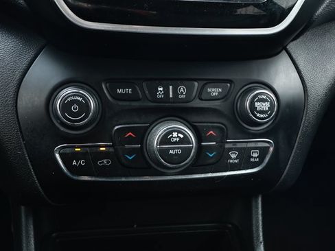 Used 2019 Jeep Cherokee Limited FWD image 18