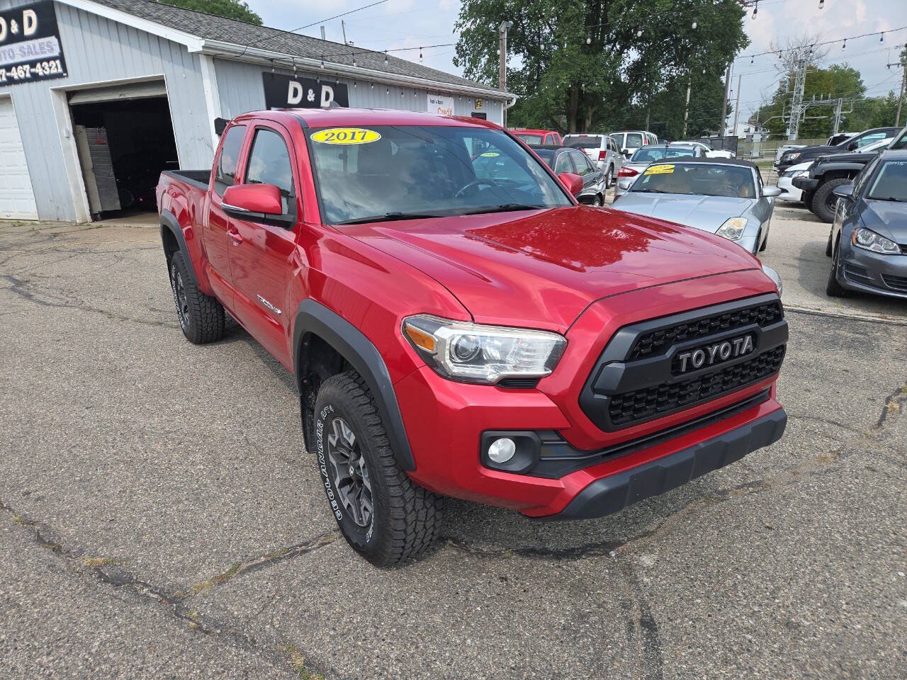 Used 2017 Toyota Tacoma SR5 AWD/4WD image 2