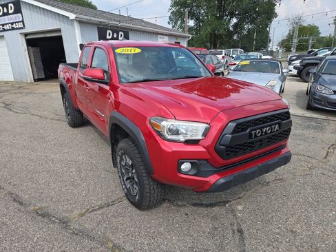 Used 2017 Toyota Tacoma SR5 AWD/4WD image 2