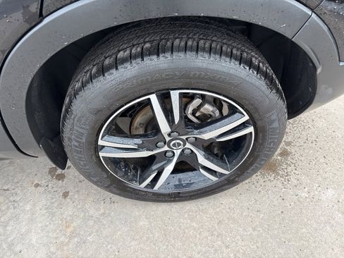 Certified 2025 Volvo XC40 B5 Core image 14