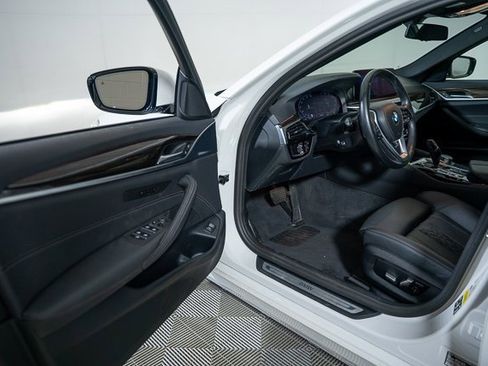 Used 2023 BMW 530i xDrive w/ Convenience Package image 9