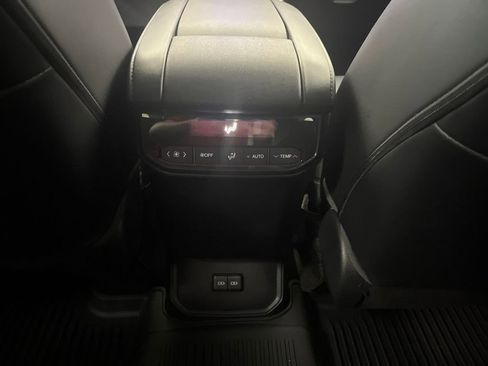 Used 2023 Toyota Highlander XSE image 32