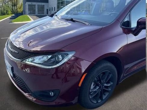 Used 2020 Chrysler Pacifica Touring-L w/ Advanced Safetytec Group AWD/4WD image 2