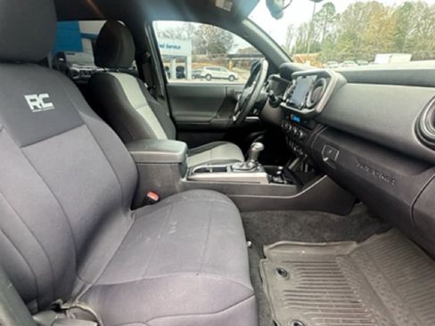 Used 2021 Toyota Tacoma TRD Sport image 17