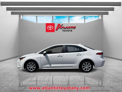 Used 2025 Toyota Corolla LE FWD image 4