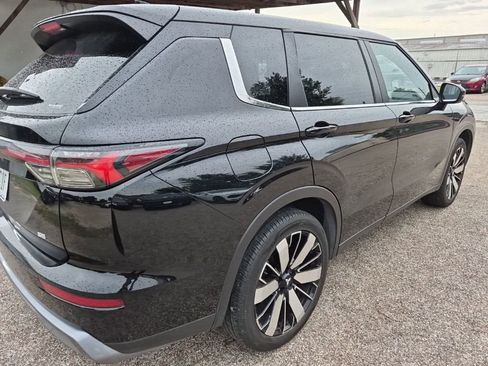 Used 2025 Mitsubishi Outlander SE image 3