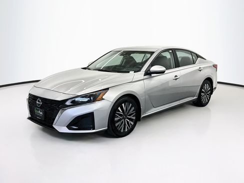 Used 2023 Nissan Altima 2.5 SV FWD image 3