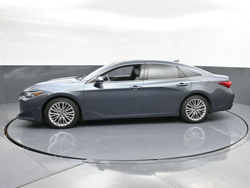 Used 2022 Toyota Avalon Limited image 5