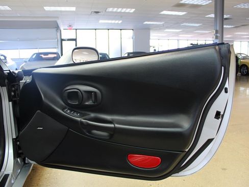 Used 2002 Chevrolet Corvette Convertible w/ Preferred Equipment Group1 image 36