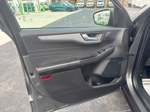 Used 2025 Ford Escape SE image 19