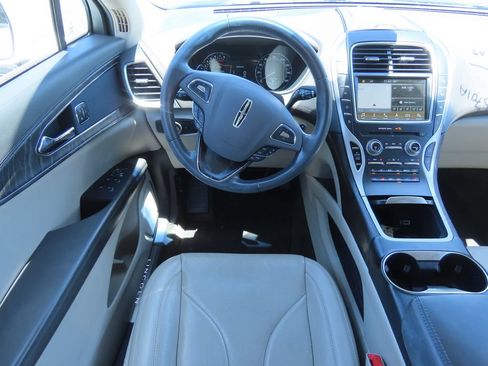 Used 2017 Lincoln MKX Reserve w/ Driver Assistance Package FWD image 5