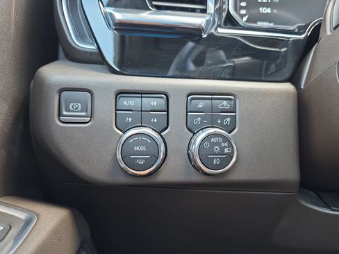 Used 2023 GMC Sierra 1500 SLT w/ SLT Premium Plus Package AWD/4WD image 26
