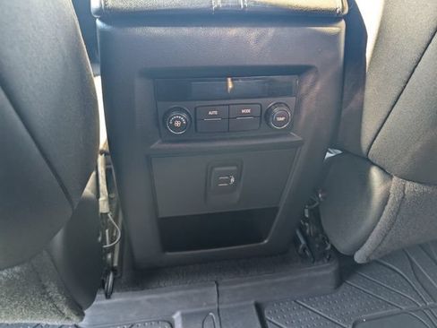 Used 2023 Chevrolet Traverse LT FWD image 24