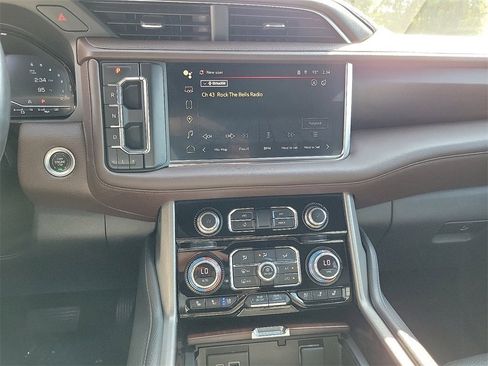 Used 2022 GMC Yukon XL Denali w/ Denali Premium Package image 13