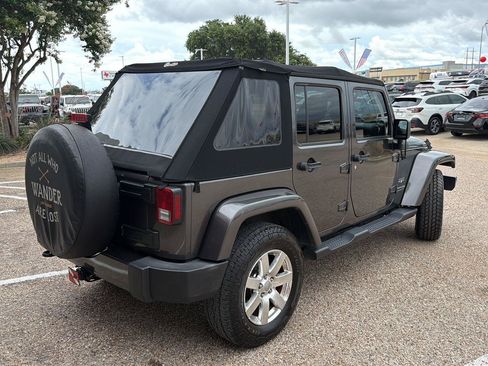 Used 2018 Jeep Wrangler Unlimited Sahara w/ Connectivity Group AWD/4WD image 3