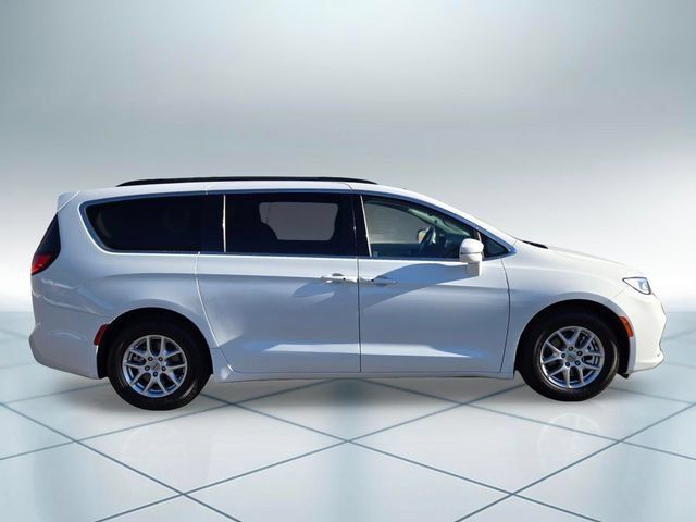 Used 2022 Chrysler Pacifica Touring-L FWD image 3