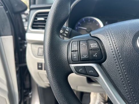 Used 2019 Toyota Highlander LE image 16