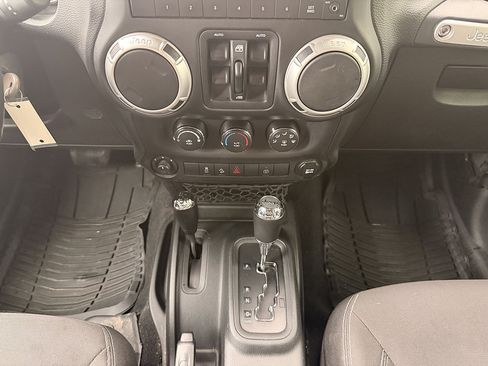Used 2017 Jeep Wrangler Unlimited Rubicon w/ Connectivity Group AWD/4WD image 19