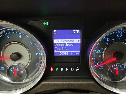 Used 2016 Chrysler Town & Country Touring FWD image 23