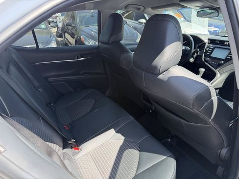 Used 2018 Toyota Camry SE FWD image 19