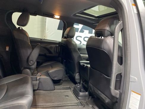 Used 2022 Toyota Sienna XLE Woodland Edition image 29