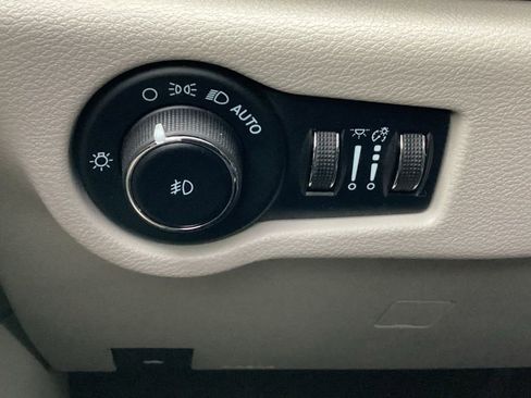 Used 2023 Chrysler Pacifica Touring-L image 32