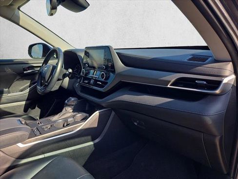 Used 2021 Toyota Highlander XLE FWD image 22